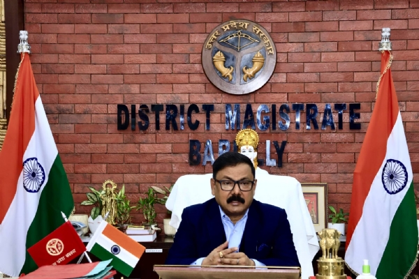 जिलाधिकारी अविनाश सिंह