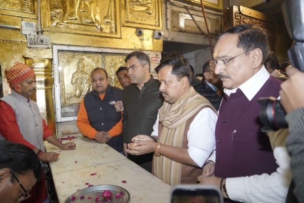 भाजपा के कार्यकारी अध्यक्ष नितीन नबीन धार्मिक स्थलों में द करते हुए।