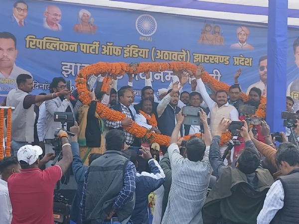 रैली में अठावले का स्‍वागत करते कार्यकर्ता