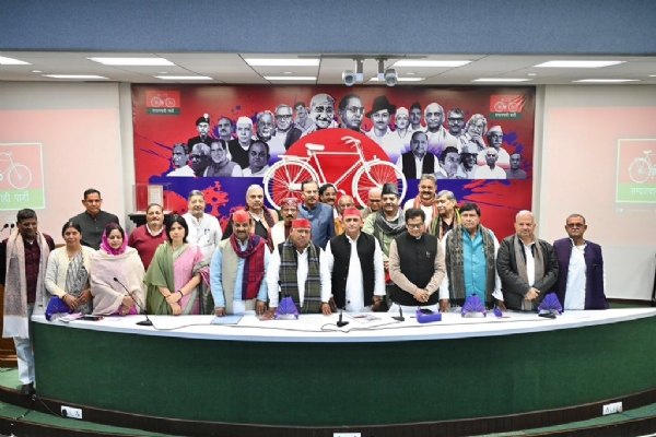 बैठक के दौरान सपा अध्यक्ष पार्टी सांसदों के साथ