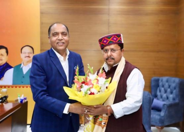 नए राष्ट्रीय अध्यक्ष का  स्वागत एवं अभिनंदन करते जय राम ठाकुर।