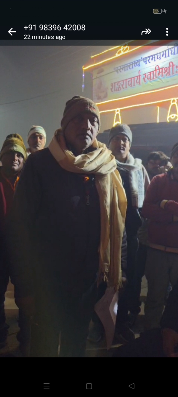 नोटिस लेकर शिविर में पहुंचे कर्मचारी का छाया चित्र