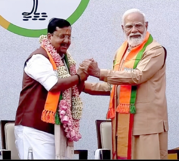 नितिन नबीन का अभिनंदन करते हुए पीएम मोदी