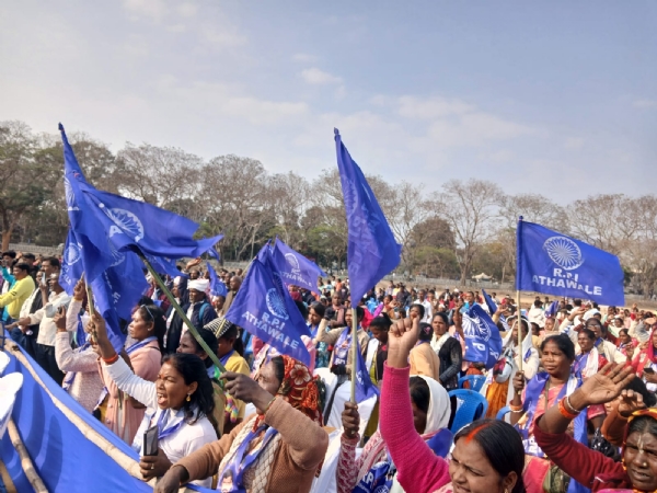 रैली में शामिल कार्यकर्ता