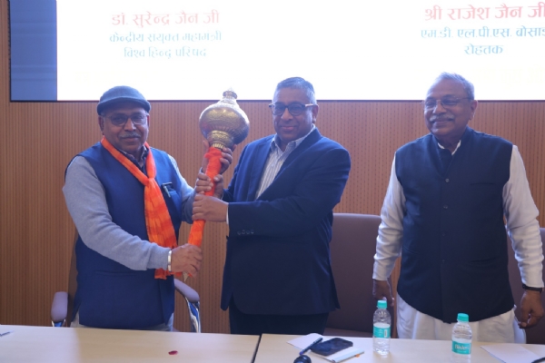 फोटो कैप्शन 21आरटीके1 : विश्व हिन्दु परिषद के पदाधिकारी एलपीएस बोसार्ड के एमडी राजेश जैन को सम्मानित करते ------------