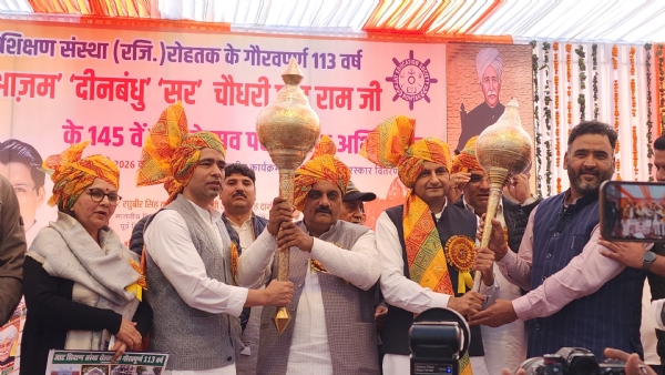 फोटो कैप्शन 21आरटीके2 : जाट शिक्षण संस्थान में आयोजित समारोह के दौरान केन्द्रीय मंत्री जयंत चौधरी व सांसद दीपेन्द्र सिंह हुड्डा को गद्दा भेट कर सम्मानित करते पदाधिकारी