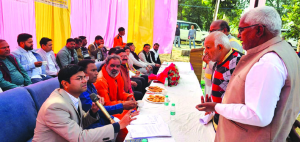 शिविर में लोगों की समस्याएं सुनते हुए