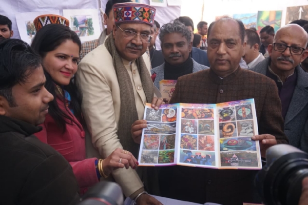 केंद्रीय विश्वविद्यालय के कलेंडर का विमोचन करते हुए जय राम ठाकुर। केंद्रीय विश्वविद्यालय के कलेंडर का विमोचन करते हुए जय राम ठाकुर।