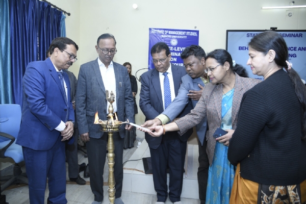 सेमिनार का उद्धाटन करते अतिथियों की तस्वीर सेमिनार का उद्धाटन करते अतिथियों की तस्वीर