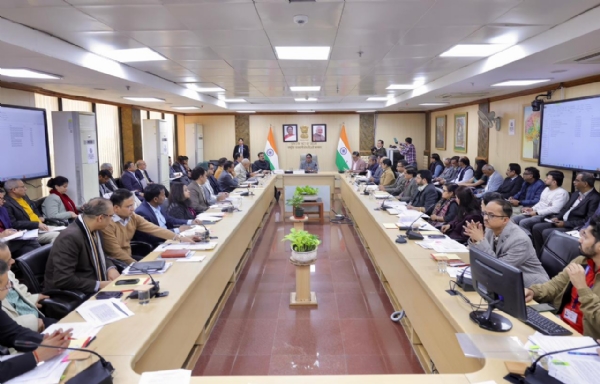 दिल्ली सचिवालय में सभी विभागों के प्रमुख अधिकारियों के साथ उच्चस्तरीय समीक्षा बैठक करती मुख्यमंत्री रेखा गुप्ता