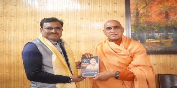 मुख्य सचिवः आनंद बर्धनः अकरोत्स्वामिना अवधेशानंद गिरिणा सह शिष्टाचारमेलनमकरोत्