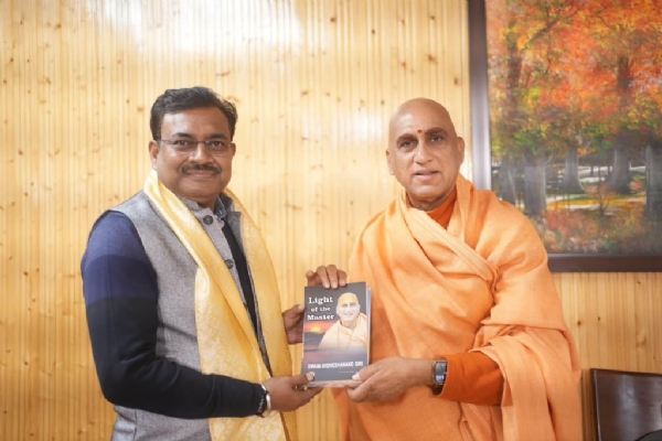 स्वामी अवधेशानंद से भेंट करते मुख्य सचिव स्वामी अवधेशानंद से भेंट करते मुख्य सचिव