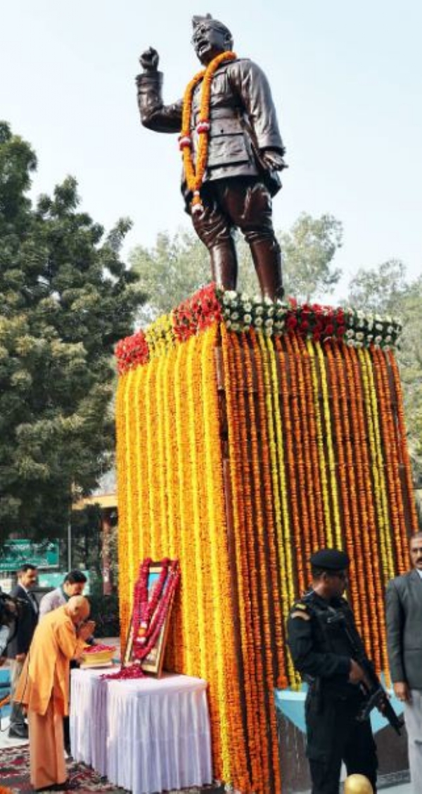 नेताजी सुभाषचन्द्र बोस की प्रतिमा पर पुष्पांजलि करते मुख्यमंत्री योगी आदित्यनाथ