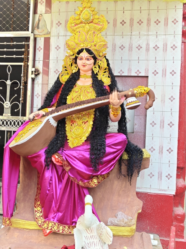 मां सरस्वती की प्रतिमा