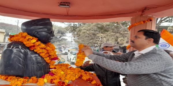 जनपदाधिकारिणा नेता–सुभाषचन्द्र–बोसस्य प्रतिमायां माल्यार्पणं कृत्वा जयन्ती आचरिता