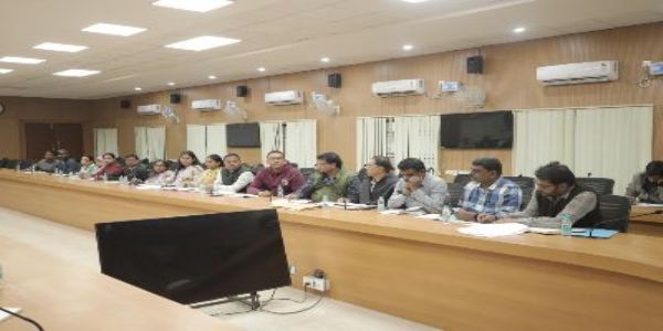 पीएम सूर्यघर मुफ्त बिजली इति योजनायाः प्रभाविने क्रियान्वयनाय जिलाधिकारी अकरोत्समीक्षाम्