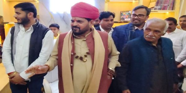 द्वयो: नौकयो: आरूढ: राहुल–गान्धी प्रधानमन्त्री न भवितुमर्हति — बृजभूषणशरण–सिंहः