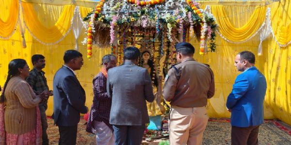 सुभाषचंद्र बोस आवासीय विद्यालये नेताजये डीसी अथ एसपी इत्याभ्यां कृतं नमनम्