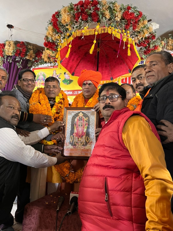 चक्रपाणि जी महाराज को सम्मानित करते हुए कायस्थ समाज के लोग चक्रपाणि जी महाराज को सम्मानित करते हुए कायस्थ समाज के लोग