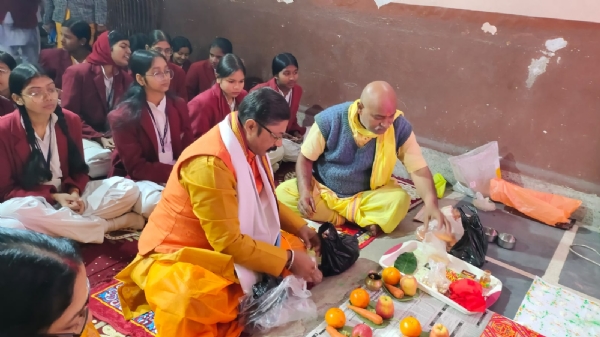 पूजा करते लोग