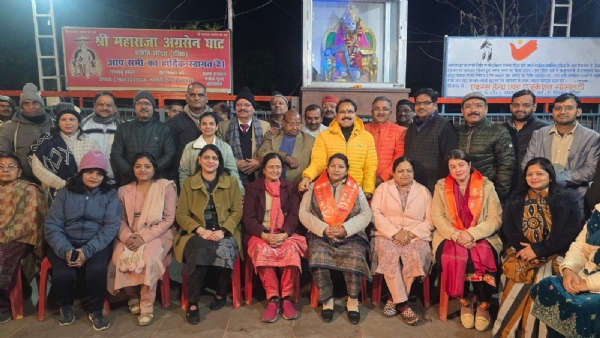 गंगा आरती में भाग लेते लोग