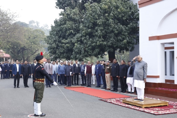 अपने आवास पर झंडा फहराते मुख्यमंत्री नीतीश कुमार