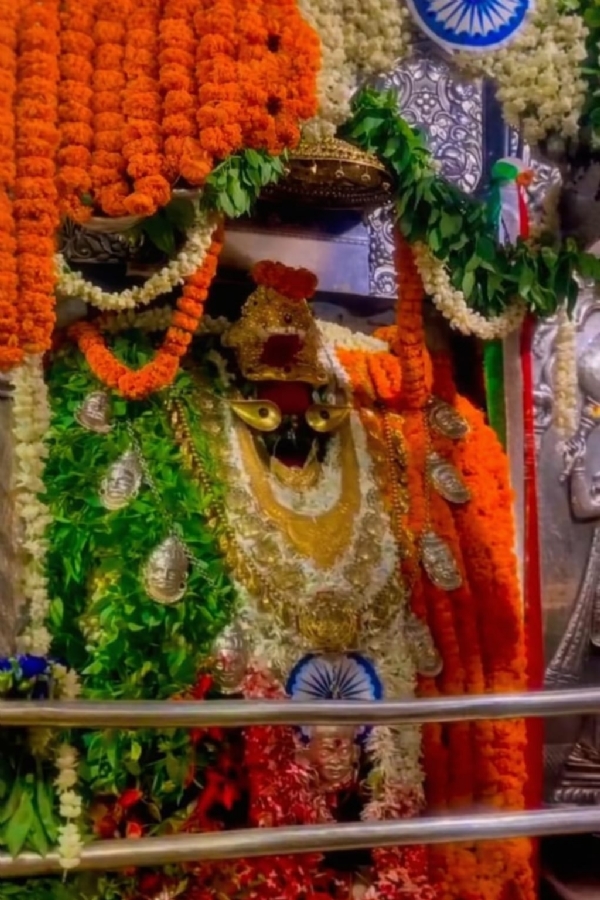 मातृशक्ति का तिरंगे के रंगों में भव्य श्रृंगार मातृशक्ति का तिरंगे के रंगों में भव्य श्रृंगार