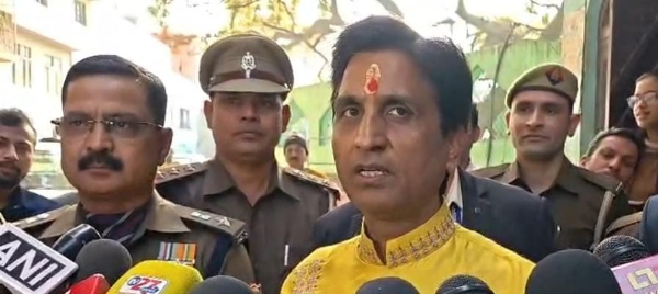 मुरादाबाद में पत्रकारों को संबोधित करते प्रख्यात कवि डॉ कुमार विश्वास।