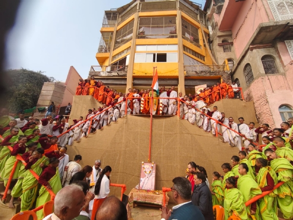 शंकराचार्य घाट पर गणतंत्र दिवस मनाते बटुक