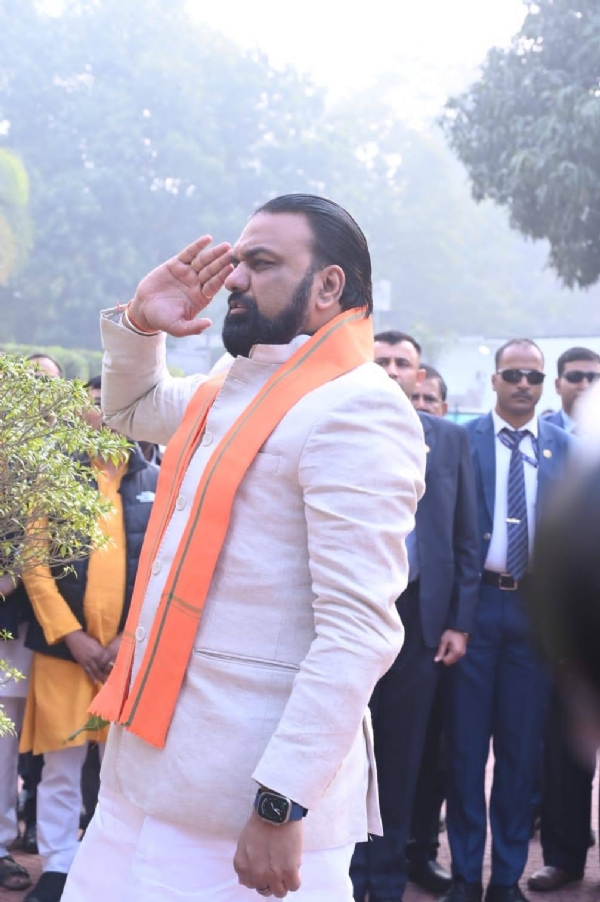 अपने आवास पर झंडे को सलामी देते उपमुख्यमंत्री सम्राट चौधरी