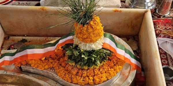 गणतन्त्र–दिवसे श्री–काशी–विश्वनाथ–धाम्नि नूतन: प्रयत्न: — ध्वजारोहणानन्तरं प्रथमवारं ध्वजवन्दनम्