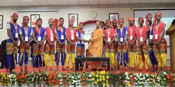 मुख्यमंत्री याेगी गणतंत्र दिवसे विभिन्न राज्येभ्यः आगतकलाकाराणां कृतं सम्मानम्