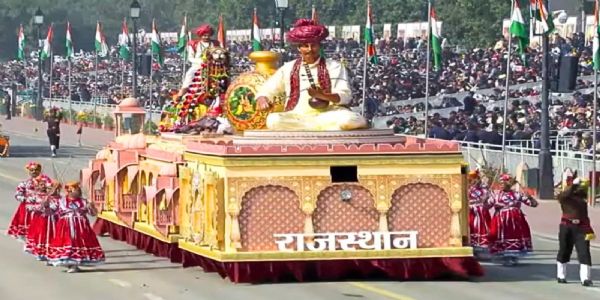 कर्तव्य पथि राजस्थानस्य उस्ता कलाप्रदर्शिनी विकीर्णवती स्वर्णिमाम् आभाम्