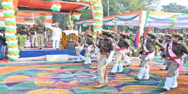 गणतंत्र दिवस समारोहे मुख्यातिथिरवर्तत राज्यमंत्री सतीश शर्मा, पुलिस अधिकारिणः—कर्मिणश्च सम्मानिताः