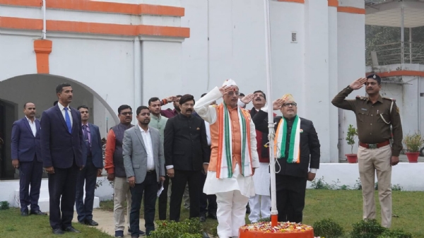 अपने आवास पर तिरंगे को सलामी देते उपमुख्यमंत्री विजय कुमार सिन्हा