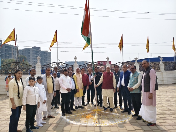मंदिर परिसर में राष्ट्रीय झंडा फहराते हुए मुख्य अतिथि सहित अन्य