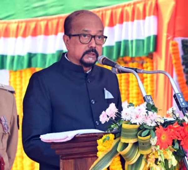 कार्यक्रम काे संबाेधित करते हुए राज्यपाल डेका