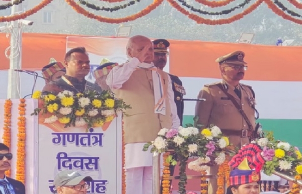 बिहार के राज्यपाल झंडा फहराने के बाद मार्च पास्ट की सलामी लेते हुए