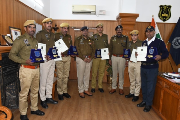 उत्कृष्ट कार्य करने वाले छह पुलिसकर्मी कांस्टेबल ऑफ द मंथ अवार्ड से सम्मानित