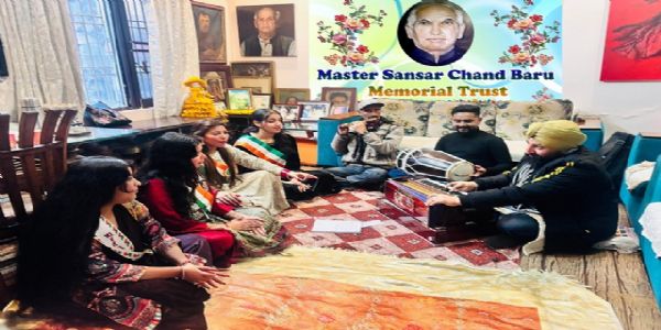 कक्षाणां माध्यमेन समस्तानाम् आयु वर्गाणां जनाः अशीक्षन्त गायन कलायाः कौशलम्