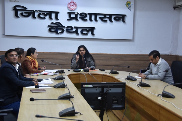 लघु सचिवालय में अधिकारियों की बैठक लेती डीसी अपराजिता लघु सचिवालय में अधिकारियों की बैठक लेती डीसी अपराजिता