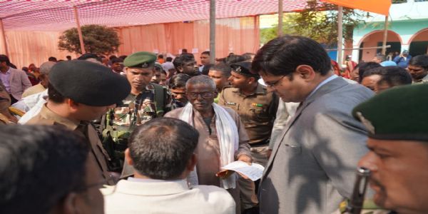 डुमरियायां सर्वस्य सम्मानम् -जीवन आसान इति कार्यक्रमस्य आयोजनं, जिलाधिकारी अशृणोत् सामान्यजनतायाः समस्याः