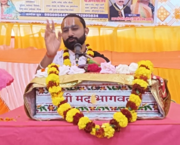 क्षेत्र  श्रीमदभागवत कथा का श्रोतागणों को रसपान कराते कथावाचक प्रेममूर्ति महराज।