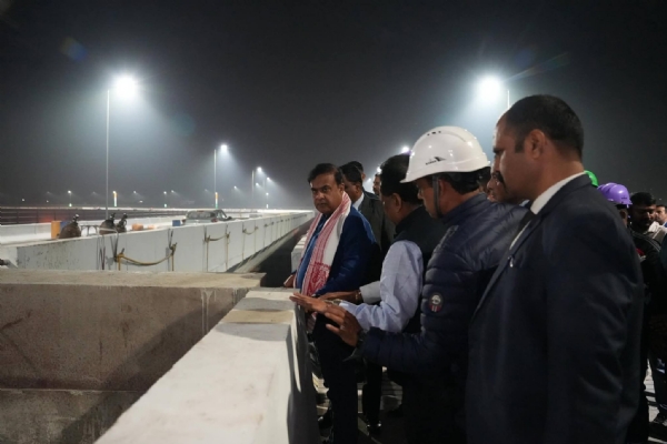 बुधवार देर रात मुख्यमंत्री डॉ. हिमंत बिस्वा सरमा निर्माण कार्य का निरीक्षण करते हुए।
