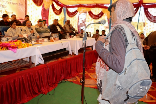 उद्योग मंत्री की अध्यक्षता में बनेठी में सरकार गांव के द्वार कार्यक्रम हुआ आयोजित