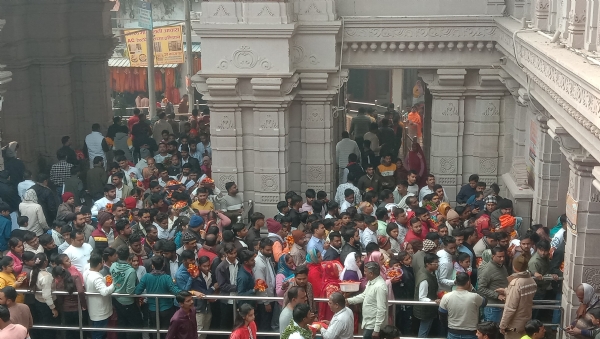 विंध्यधाम में दर्शनार्थियों की भीड़।