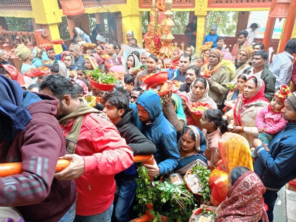 अदलपुरा स्थित बड़ी शीतला माता मंदिर में श्रद्धालुओं की भीड़।
