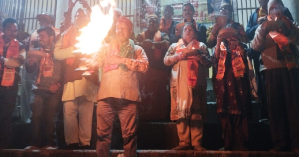 कटघर स्थित अटल घाट पर रामगंगा नदी के किनारे श्री रामगंगा मैय्या (श्री परशुराम गंगा मैय्या) की भव्य महाआरती करते राष्ट्रीय पुजारी परिषद के पदाधिकारी।