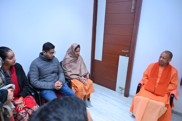 शक्ति नगर कॉलोनी स्थित आवास पर दिवंगत विधायक प्रो. डॉ. श्याम बिहारी लाल के परिजनों से मिलकर संवेदना व्यक्त करते मुख्यमंत्री योगी आदित्यनाथ। शक्ति नगर कॉलोनी स्थित आवास पर दिवंगत विधायक प्रो. डॉ. श्याम बिहारी लाल के परिजनों से मिलकर संवेदना व्यक्त करते मुख्यमंत्री योगी आदित्यनाथ।