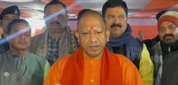 पत्रकारों से वार्ता करते मुख्यमंत्री योगी आदित्यनाथ